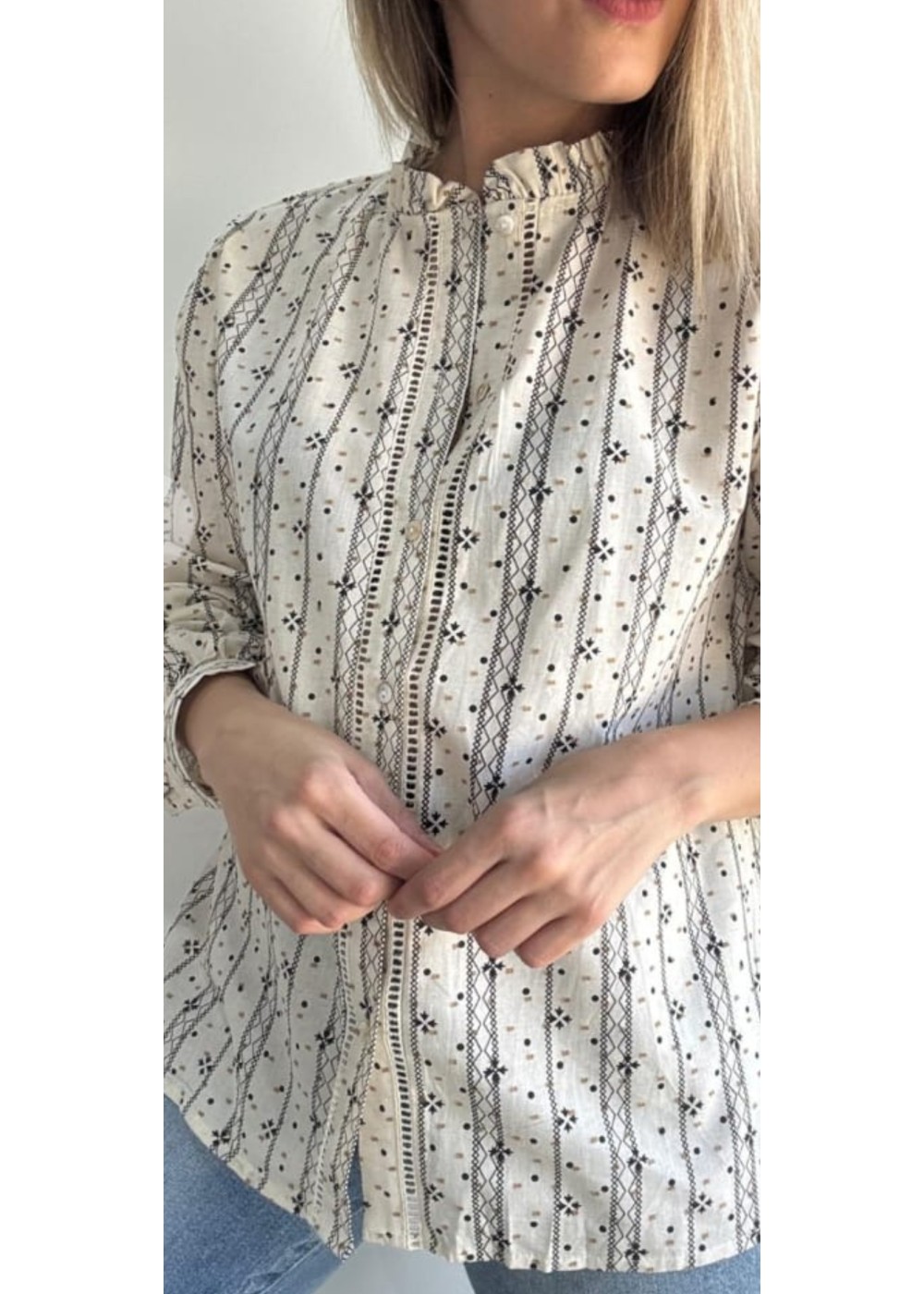 Blusa Cuello Mao Puntilla