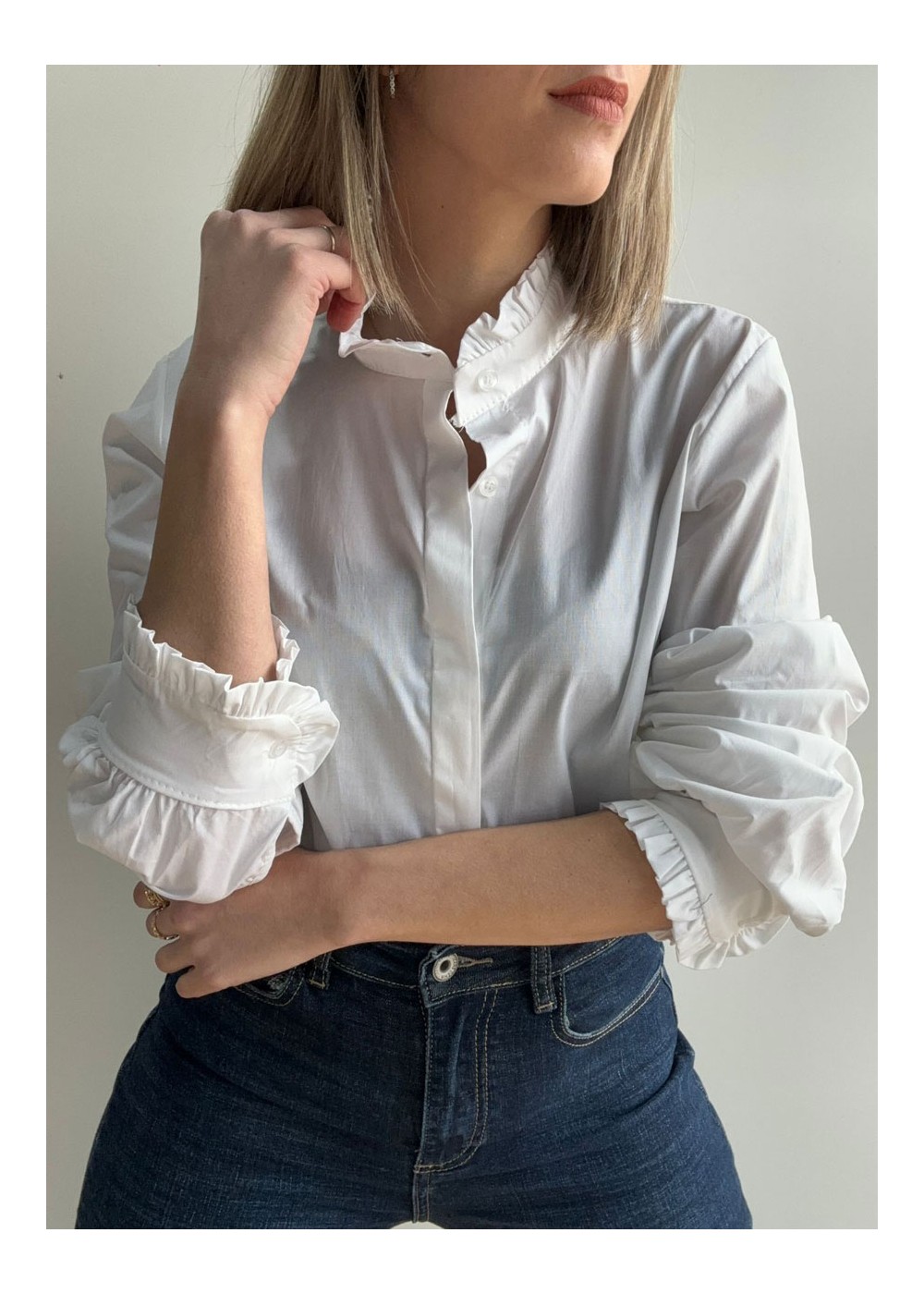 Camisa elástica con frunce en puño- cuello