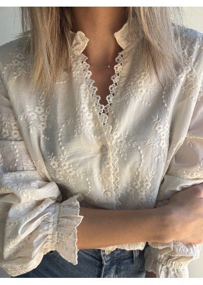 Camisa bordados escote pico...