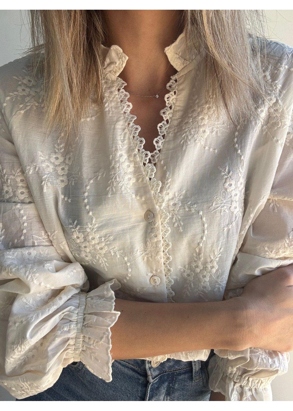 Camisa bordados escote pico beis