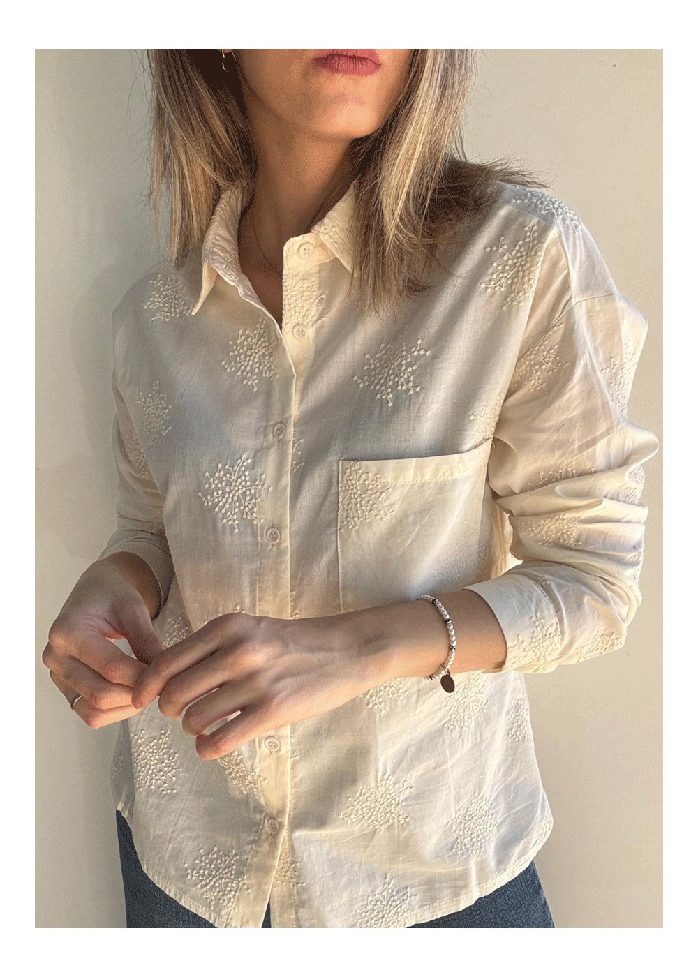 Camisa bolsillo grande bordada arena