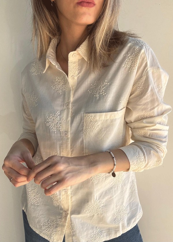 Camisa bolsillo grande bordada arena