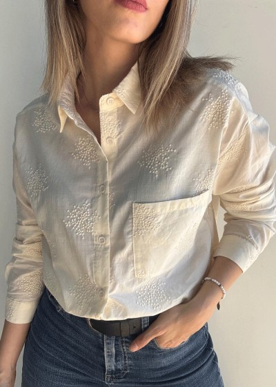 Camisa bolsillo grande bordada arena