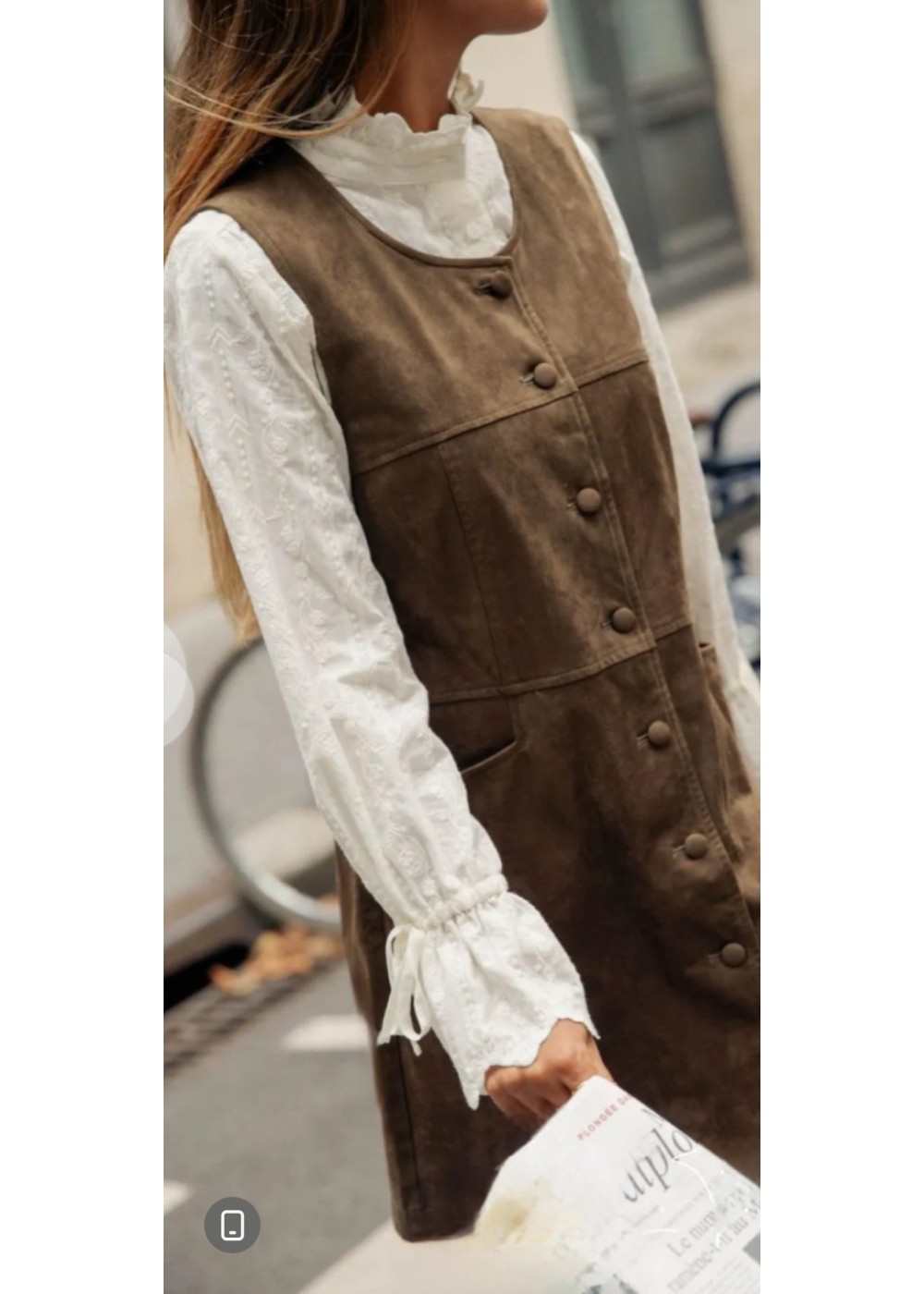 Camisa bordada beis con lazo en puño