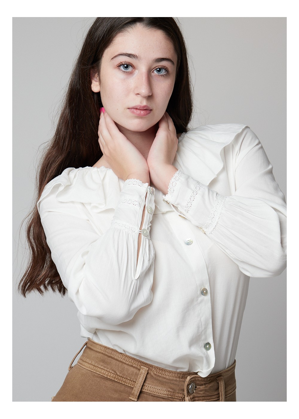 Blusa puntilla manga larga, cuello volante