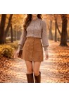 Falda corta bolsillos y botones camel