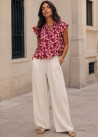 Blusa volante manga flores rosa fuerte