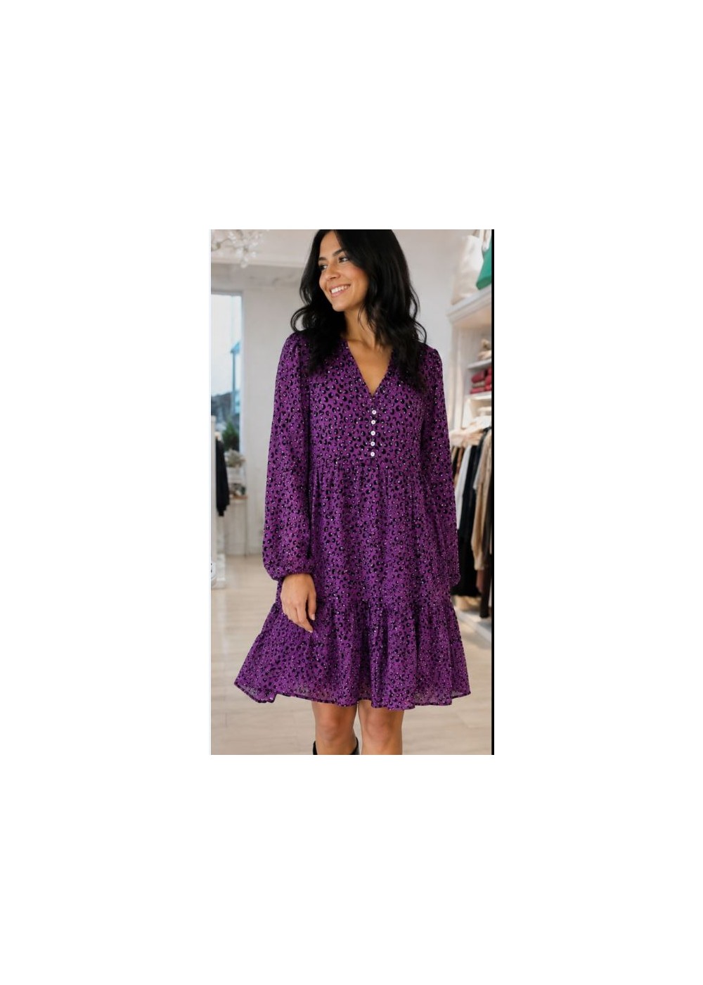 Vestido  frunce cuello pico y volante berenjena