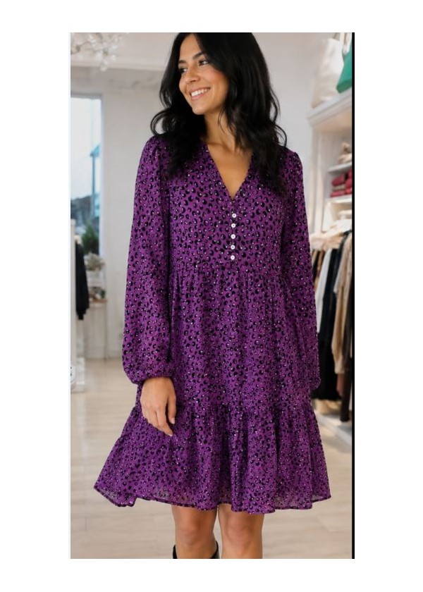 Vestido  frunce cuello pico y volante berenjena