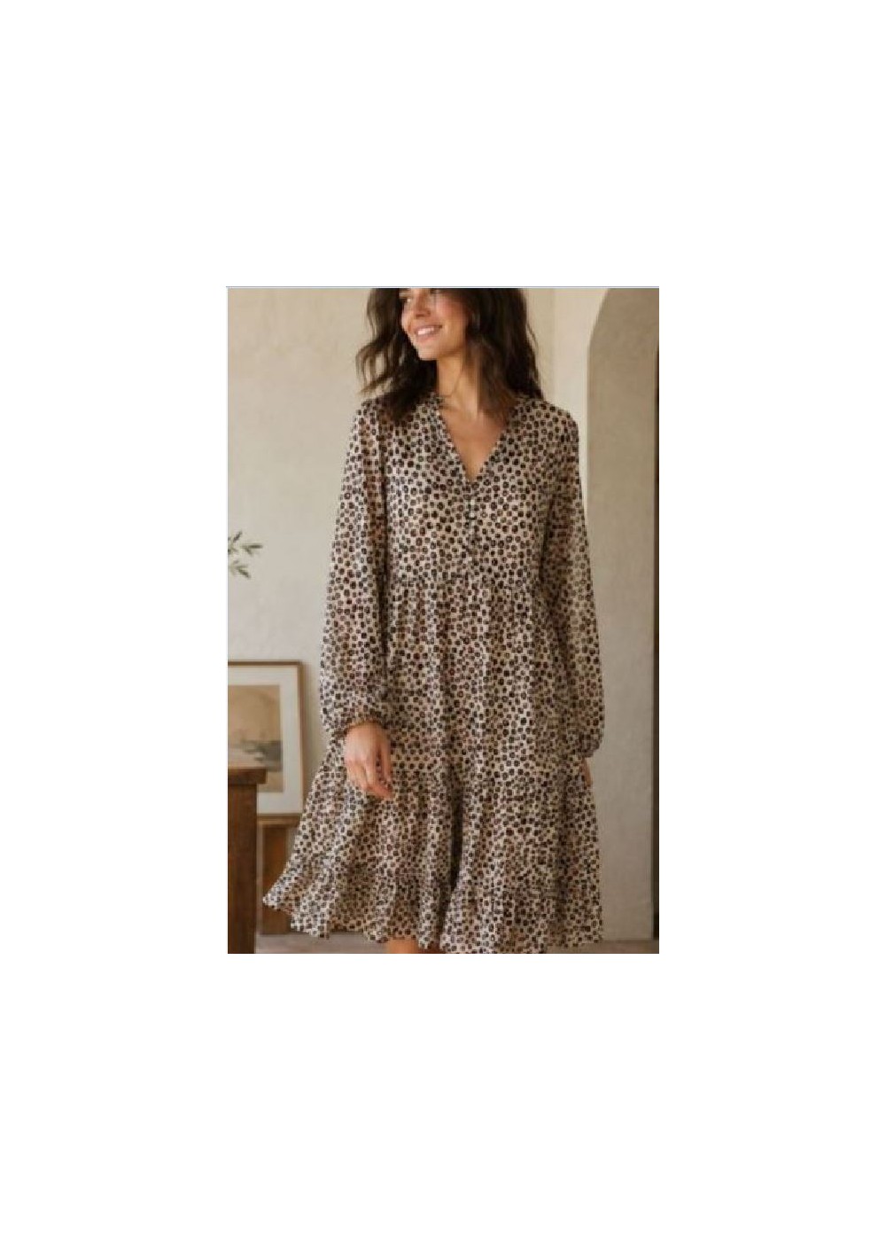 Vestido  frunce cuello pico y volante beis